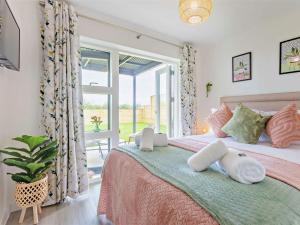um quarto com uma cama e uma grande janela em 3 Bed in Appledore 91984 em Appledore