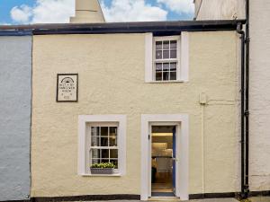 een wit gebouw met een raam en een deur bij 2 Bed in Aberdovey 91962 in Aberdyfi