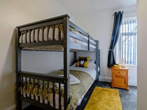 a bunk bed in a bedroom with a bunk bedutenewayangering at 5 Bed in Bingley 91977 in Bingley