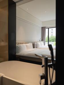 Rúm í herbergi á Hotel Mvsa+Michelin 2 Starred Molino de Urdàniz