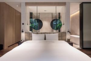 Rúm í herbergi á Hotel Mvsa+Michelin 2 Starred Molino de Urdàniz