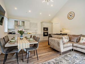 uma cozinha e sala de estar com uma mesa e um sofá em 3 bed property in Gower South Wales 91727 