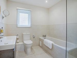 een badkamer met een toilet, een bad en een wastafel bij 3 bed property in Gower South Wales 91727 