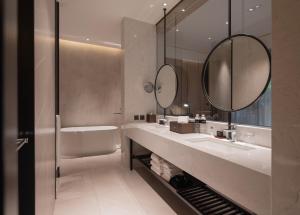Baðherbergi á Hotel Mvsa+Michelin 2 Starred Molino de Urdàniz