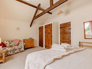 1 dormitorio con 1 cama y 1 sofá en 1 Bed in Crewkerne 91795, en West Chinnock