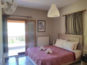 een slaapkamer met een bed met twee handdoeken erop bij Cave Apartments in Ioannina