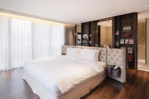 Rúm í herbergi á Hotel Mvsa+Michelin 2 Starred Molino de Urdàniz