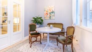 jadalnia z białym stołem i krzesłami w obiekcie Villa Maija 3 Westside w mieście Hanko