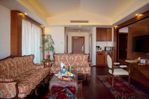 un soggiorno con due divani e un tavolo di Mountain Glory Forest Resort a Pokhara