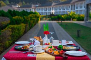 un tavolo con una tovaglia rossa con del cibo sopra di Mountain Glory Forest Resort a Pokhara