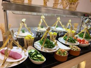 un buffet con platos de comida en una mesa en Hotel Sun en North Nicosia