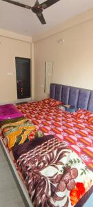 מיטה או מיטות בחדר ב-Shree Mangalam Recidency Ujjain