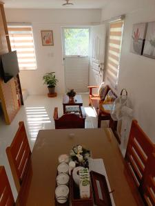 ein Esszimmer mit einem Tisch und Stühlen in der Unterkunft Niana’s Place 2BR w Garden, Internet, Netflix in Legazpi
