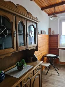 een keuken met een kast en een tafel in een kamer bij Gästewohnung KL. WZL 33_7 