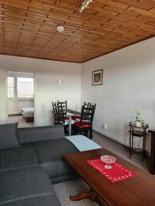 uma sala de estar com um sofá e uma mesa em Gästewohnung KL. WZL 33_7 