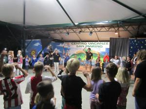 um grupo de crianças assistindo a uma apresentação em um evento em Centro Vacanze San Marino em San Marino