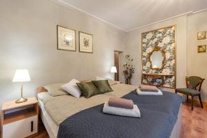 - une chambre avec un lit bleu et un miroir dans l'établissement Villa Sophia, à Biskupiec