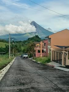 eine leere Straße mit einem Berg im Hintergrund in der Unterkunft Niana’s Place 2BR w Garden, Internet, Netflix in Legazpi