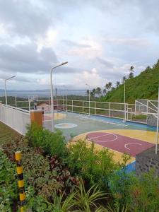 ein Basketballplatz auf einem Hügel in der Unterkunft Niana’s Place 2BR w Garden, Internet, Netflix in Legazpi