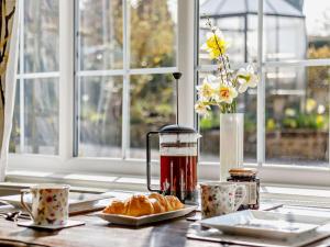 a table with coffee and croissants and a cup of tea at 1 Bed in Matlock 91824 in Tansley