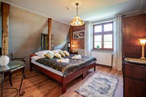 a bedroom with a bed and a window at Villa Sophia in Biskupiec