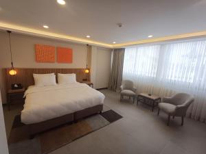 pokój hotelowy z łóżkiem i 2 krzesłami w obiekcie BeL LETTO HOTEL w Stambule