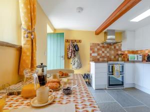 una cocina con una mesa con comida. en 1 Bed in Onecote 91864, en Onecote