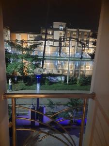 una ventana con vistas a un edificio por la noche en THE FAME HOTEL, en Jādabpur