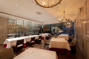 Veitingastaður eða matsölustaður á Hotel Mvsa+Michelin 2 Starred Molino de Urdàniz