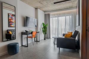 TV a/nebo společenská místnost v ubytování Grands Suites Hotel Residences and Spa