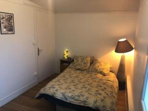 Een bed of bedden in een kamer bij Dunkerque Malo Centre - 1km mer et plage