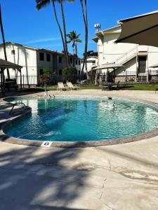 une petite piscine au milieu d'une rue dans l'établissement Your Slice of Paradise in Kona, à Kailua-Kona