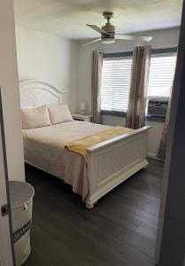 1 dormitorio con cama blanca y ventana en Your Slice of Paradise in Kona en Kailua-Kona