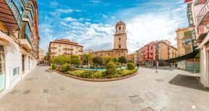 a street in a city with a clock tower at Dúplex en centro, San Ildefonso in Jaén