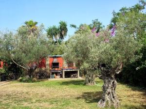 une maison avec des arbres devant elle dans l'établissement Mis Tres Centenarios, à El Puerto de Santa María