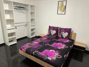 1 dormitorio con 1 cama con sábanas moradas y rosas en Super Appartement T2 Luxe, 