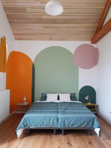 Ένα ή περισσότερα κρεβάτια σε δωμάτιο στο Superbe maison de campagne à deux pas de Nantes