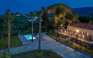 Ionian Zante Pine Tree Villa with Pool في Makhairádhon: اطلالة جوية على منزل مع مسبح