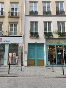 パリにある162 - Urban Studio in Montorgueilの建物側の青い扉の店