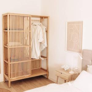 ein Schlafzimmer mit einem Holzschrank und einem Bett in der Unterkunft Villa Sunrise in Labin