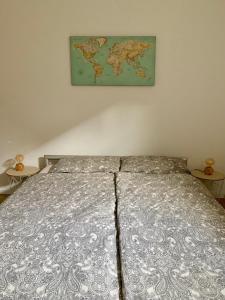 ein Bett in einem Schlafzimmer mit einer Karte an der Wand in der Unterkunft Souterrain Ferienwohnung im Acherner Weg in Achern