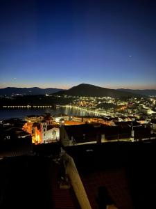 Blick auf die Stadt in der Nacht mit dem Wasser in der Unterkunft sunlight loft in Kastoria