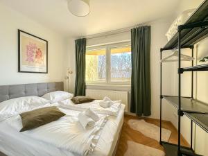 - une chambre avec 2 lits et une fenêtre dans l'établissement FeelHome-Gemütlich-Neustift-4 Gäste-WiFi-Smart TV, à Vienne