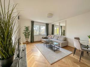 - un salon avec un canapé et une table dans l'établissement FeelHome-Gemütlich-Neustift-4 Gäste-WiFi-Smart TV, à Vienne