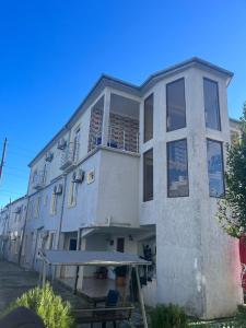Edifici on està situat l'hostal o pensió 33 fotos més