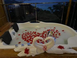 ボラカイにあるAmor Penthouse/Honeymoon Suite with Jacuzzi - Best View in the Island. Hidden Paradise!のギャラリーの写真