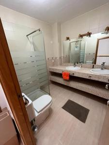 uma casa de banho com 2 lavatórios, um WC e um chuveiro em Casa Marisa In Santiago De la Ribera.Murcia em Santiago de la Ribera