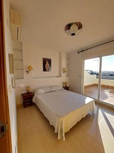 um quarto com uma cama e uma grande janela em Casa Marisa In Santiago De la Ribera.Murcia em Santiago de la Ribera