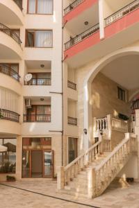 zewnętrzny widok na budynek ze schodami w obiekcie Apartment Complex Rich w Nesebarze