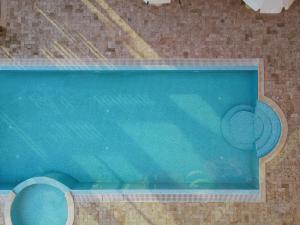 an overhead view of a swimming pool at Apartment Complex Rich in Nesebar